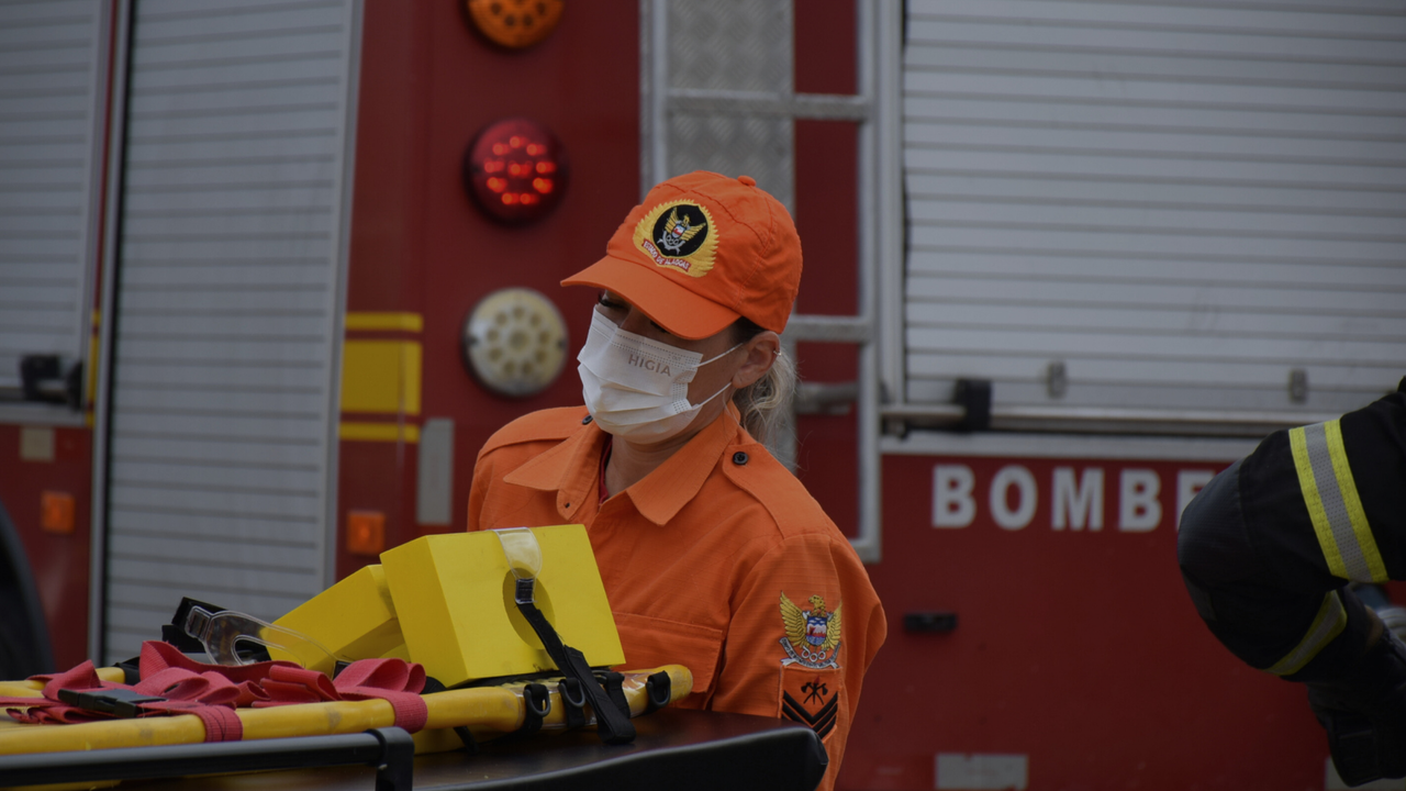 Corpo de Bombeiros controla risco de incêndio após capotamento de carro em Flexeiras