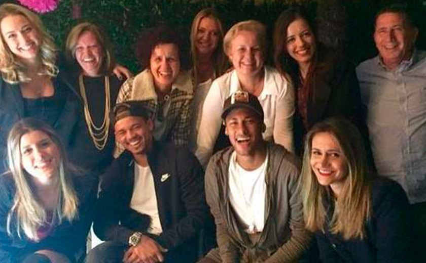 Neymar comemora aniversário de Carol Dantas, mãe do seu filho, em Barcelona