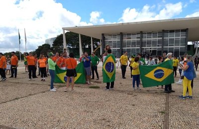 Manifestantes em Brasília protestam contra reajuste para o STF