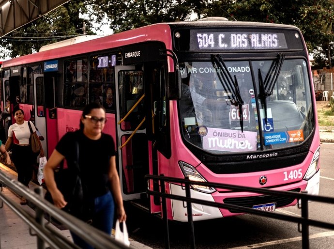 Ônibus da Mulher registra mais de 8 mil embarques na primeira semana de operação