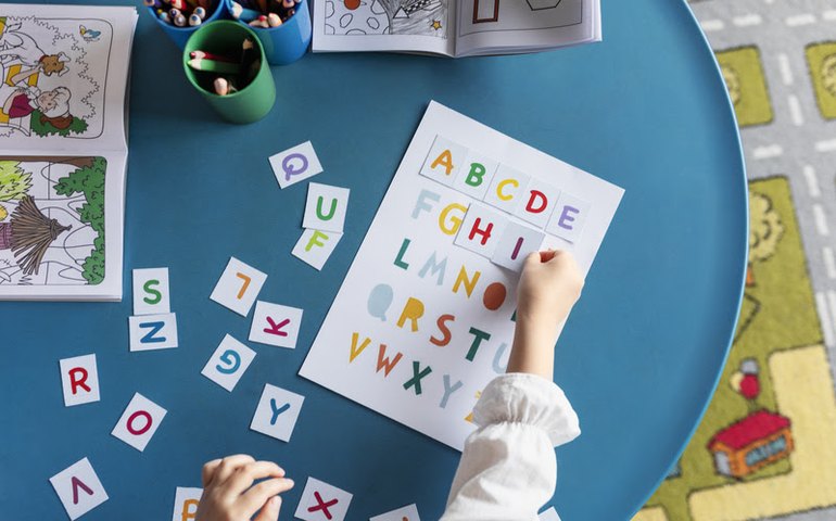 8/9, Dia Internacional da Alfabetização: desafios e benefícios da alfabetização bilíngue desde a infância