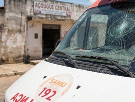 Mulher é presa em flagrante após quebrar para-brisa de ambulância da UBS com aparelho celular em Coité do Nóia