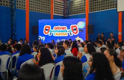 Estudantes da rede municipal tomam posse em grêmios, fortalecendo participação na vida escolar