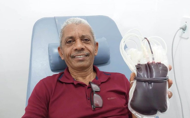 Vidraceiro comemora seis décadas de vida doando sangue no Hemoal