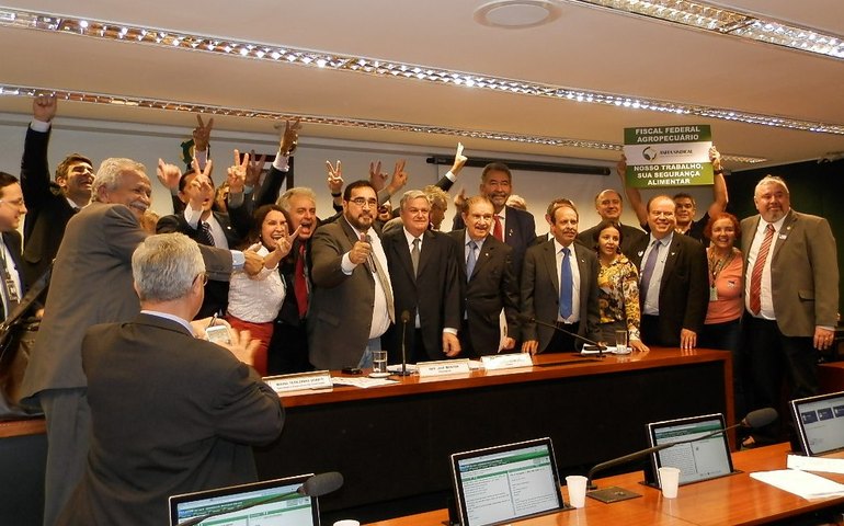 Comissão aprova PEC da remuneração das carreiras do Fisco