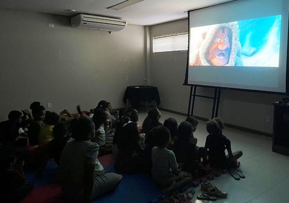 Crianças da Vila Emater participam de sessão de cinema na sede da OAB Alagoas