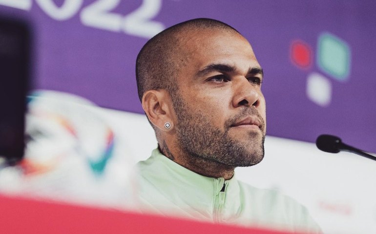 Ex-jogador Daniel Alves é condenado a 4 anos e meio de prisão na Espanha