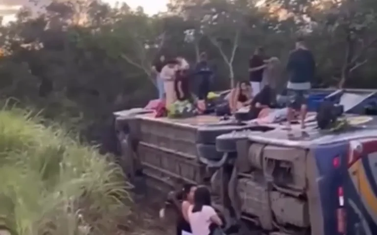 Acidente com ônibus deixa dois mortos na BR-251; vítimas podem ser do Sertão de Alagoas