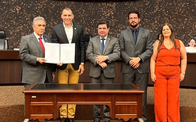 Prefeito Pino assina terma de adesão do município de Campestre ao programa Moradia Legal