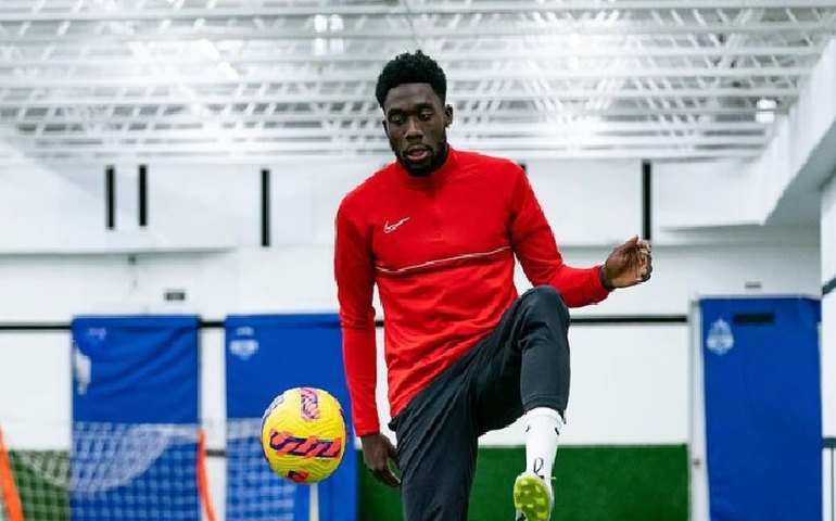 Real Madrid tenta convencer Alphonso Davies a não renovar com o Bayern para contratá-lo em junho