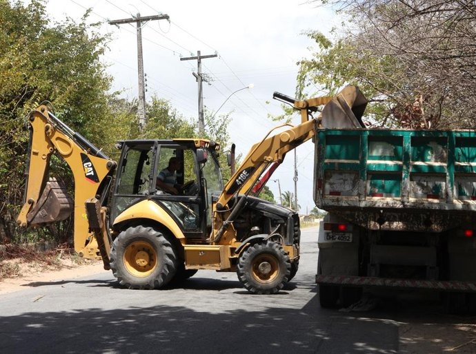Marechal faz mutirão de limpeza no centro histórico, bairros e canais