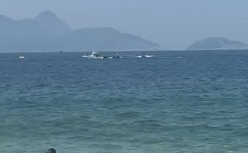 Corpo de piloto do avião que caiu em Copacabana é resgatado