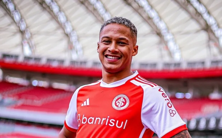 Internacional renova empréstimo do atacante Vitinho por mais uma temporada
