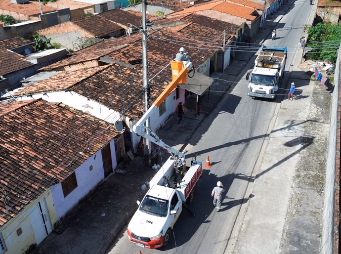 Novos investimentos da prefeitura melhoram iluminação pública em Penedo na cidade e na zona rural