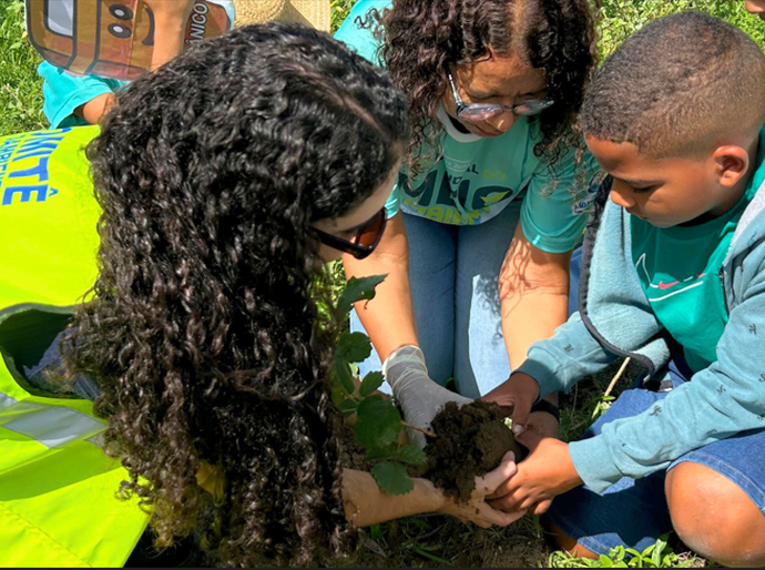 Conasa Águas do Sertão promove plantio de mais de 100 mudas em escolas da região
