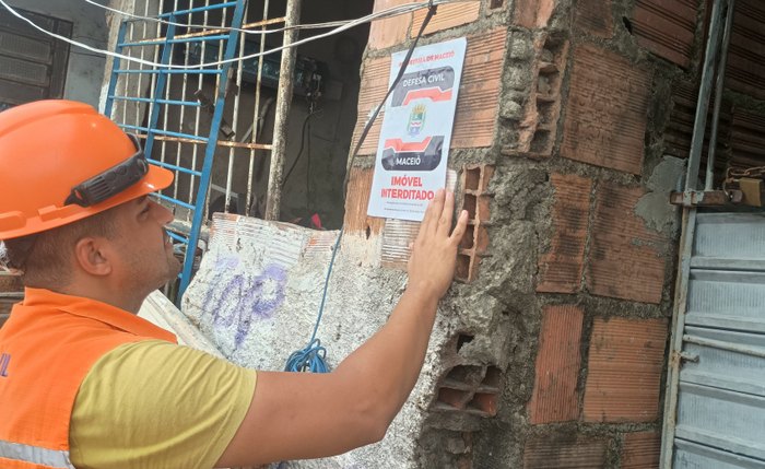 Para evitar acidentes, residências são interditadas e famílias retiradas de locais de risco
