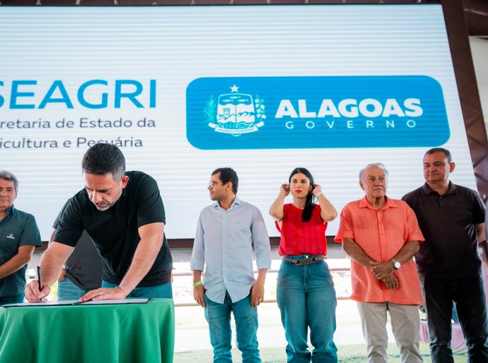 Governador assina decreto que isenta pecuaristas de Alagoas de pagamento do ICMS