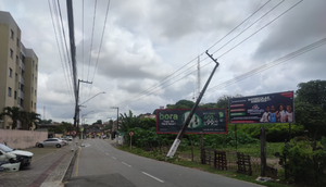 Carro perde controle e colide contra poste de energia em Aracaju