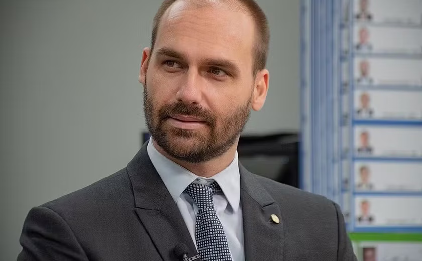 Eduardo Bolsonaro anuncia candidatura à Presidência em 2026 se pai for impedido de concorrer