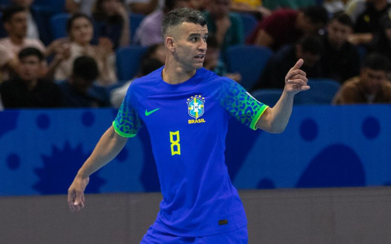 Jogador da seleção brasileira 'esconde' taça da Copa do Mundo de Futsal durante fiscalização em aeroporto; veja vídeo
