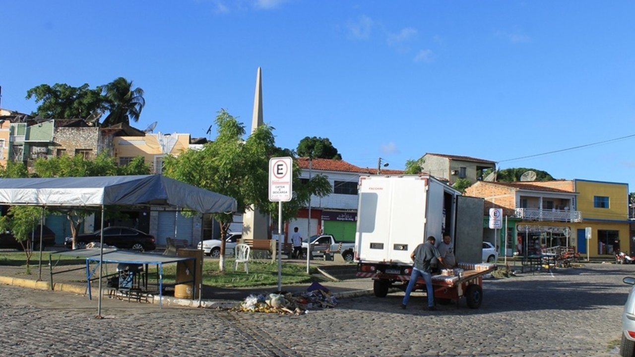 SMTT Penedo organiza carga e descarga de mercadorias na antiga Praça Costa e Silva