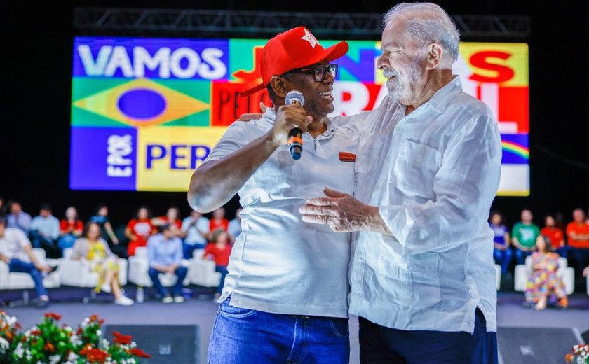 Ex-catador e ex-servente, médico formado pelo Prouni agradece a Lula durante ato em Olinda (PE)