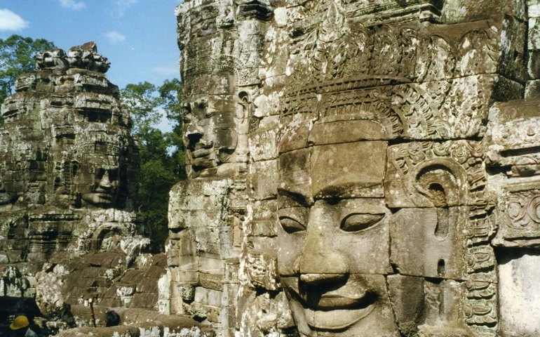 Desenterram no Camboja torso de uma estátua de Buda, cuja cabeça foi encontrada em 1927 (FOTOS)