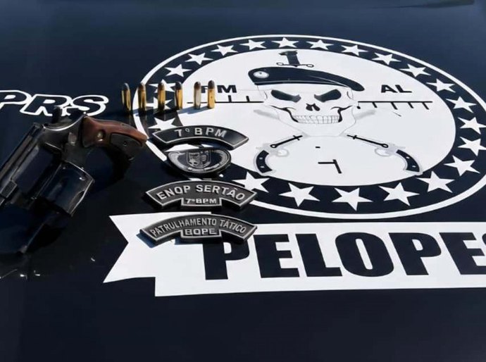 PM prende idoso com arma e munições durante cumprimento de mandado