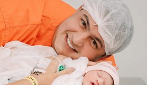 O prefeito de Rio Largo divulgou o nascimento de sua segunda filha através das redes sociais. Foto: Reprodução/Redes Sociais.