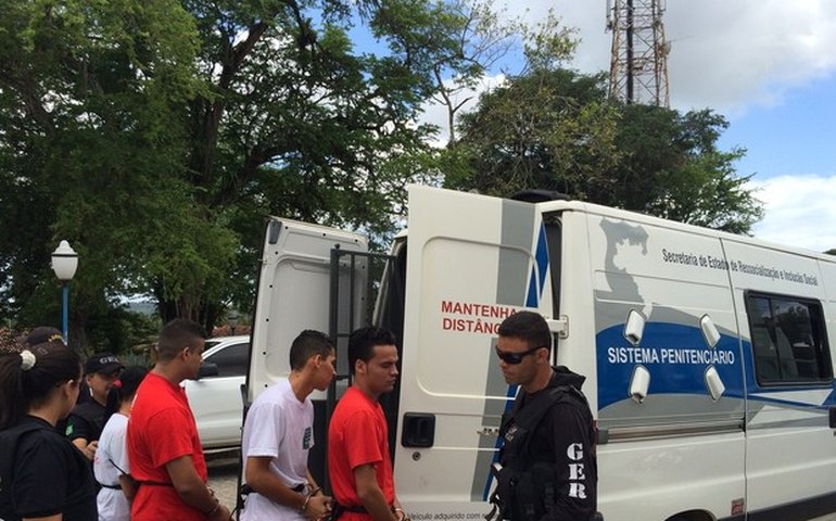 Acusados pela morte de advogado comparecem em primeira audiência