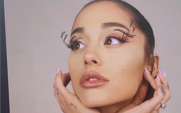 Estrelas como Ariana Grande e Mark Ruffalo assinam carta em protesto contra censura de livros nos EUA