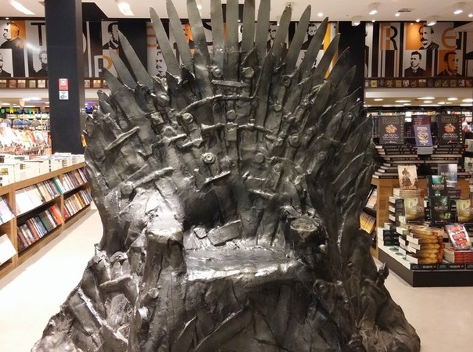 Trono de Ferro da série Game of Thrones fica em exposição no Parque Shopping