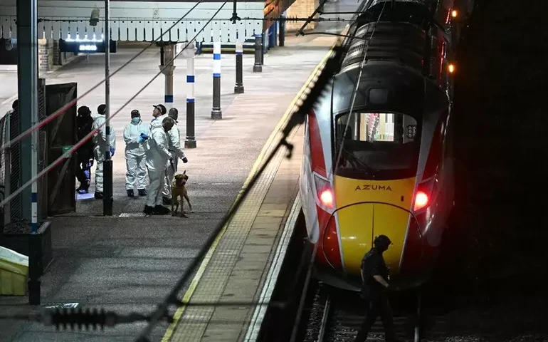 Ataque com faca em trem na Inglaterra deixa ao menos 11 feridos