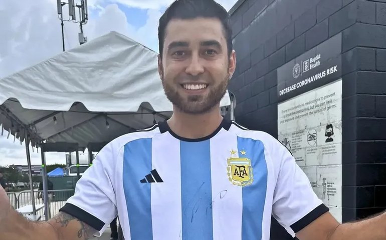 Colombiano que limpava estádio é demitido após conseguir autógrafo de Messi nos EUA: 'Valeu a pena'; foto