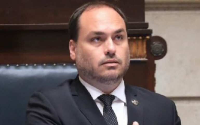 Carlos Bolsonaro reafirma candidatura ao Senado por SC ao lado de Caroline de Toni