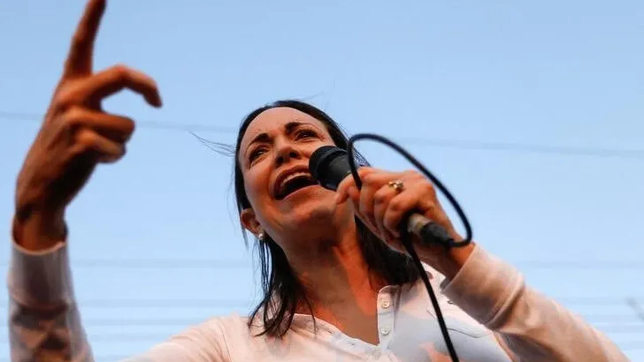 María Corina Machado, líder da oposição, diz que permanecerá na Venezuela após exílio de González na Espanha