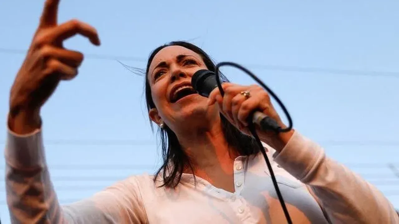 María Corina diz que entregaria atas eleitorais obtidas pela oposição ao governo Lula