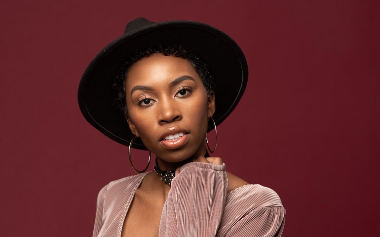 Mãe de Carrie Bernans, atriz de 'Pantera negra' internada após atropelamento, atualiza estado da filha: 'Não consegue andar sem ajuda'