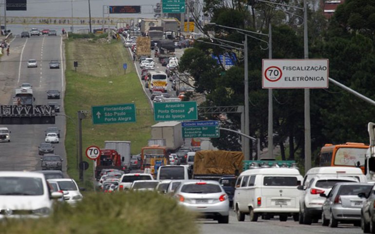 Caminhoneiros bloqueiam BR-116 em Santa Catarina contra aumento do diesel