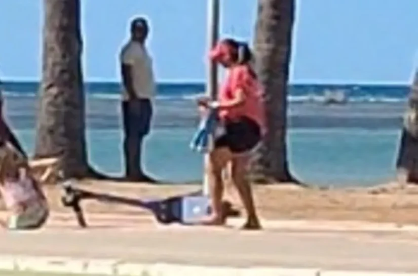 Criança se machuca após queda de patinete elétrico na Ponta Verde