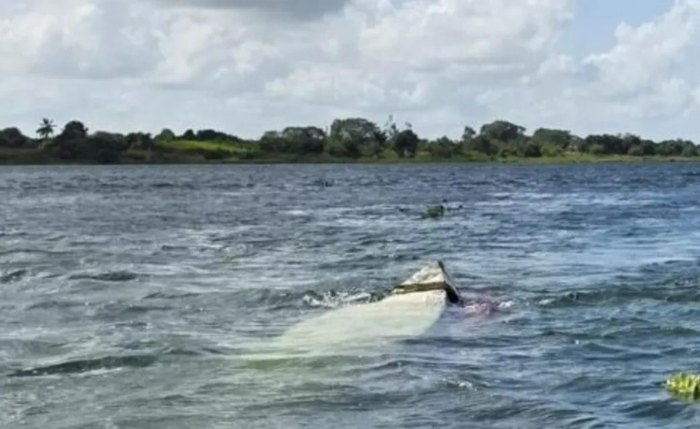 Embarcação virada nas águas do São Francisco