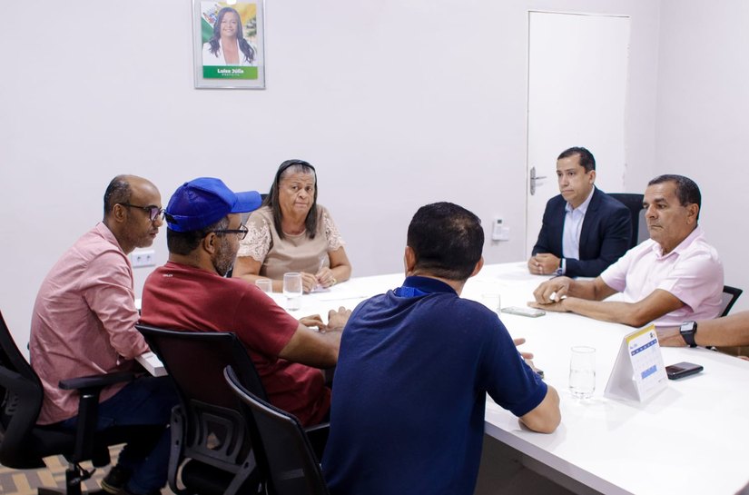 Prefeita Tia Júlia convoca reunião emergencial para reparar danos causados por fortes chuvas