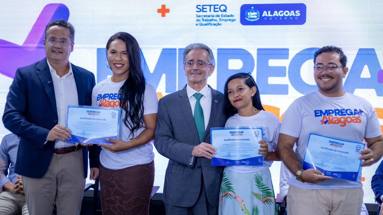 Governador em exercício Fábio Bittencourt entrega certificados do programa Emprega Mais Alagoas