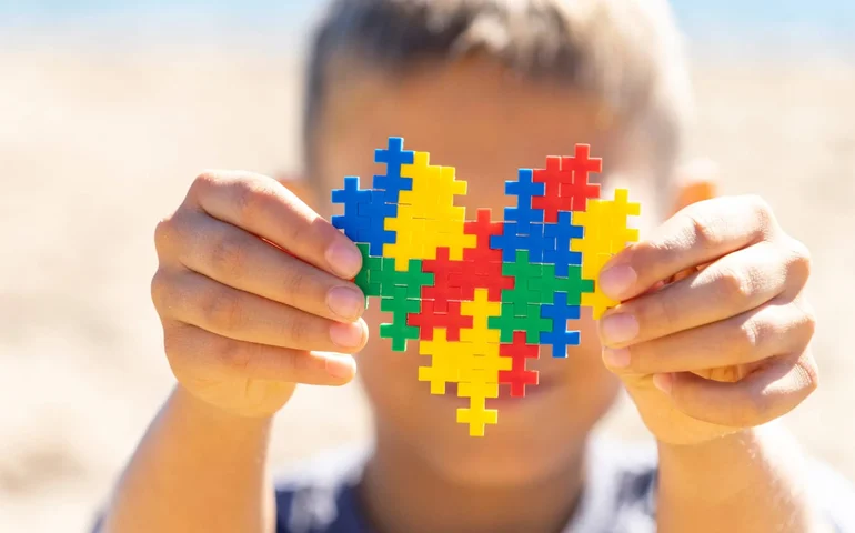 Abril Azul: o papel da escola na identificação, inclusão e acolhimento de alunos com autismo