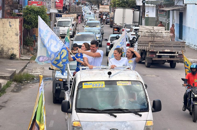 Rui Palmeira é recebido com carinho pelos moradores durante caravana no Vergel