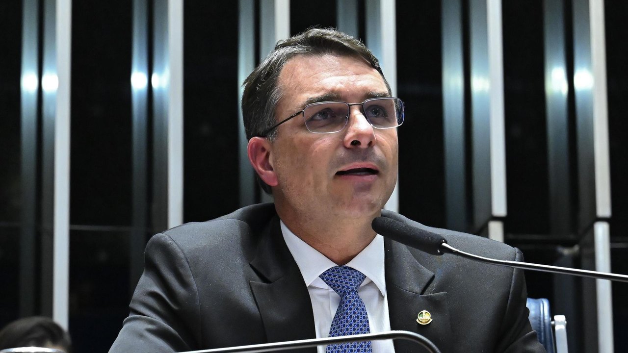 Entidades rebatem fala de Flávio Bolsonaro sobre o etanol: 'desinformação'
