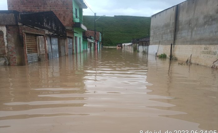 Rio Jacuípe invadiu as ruas do município