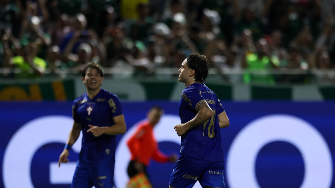Palmeiras vence e assume a liderança do Brasileirão