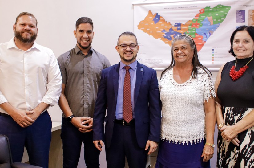 Tia Júlia se reúne com presidente da Casal e discute abastecimento de água em Palmeira