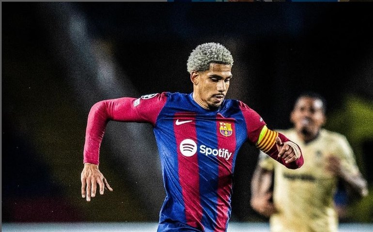 Zagueiro do Barcelona rebate fala de Gündogan: 'Tenho condutas e valores a respeitar'